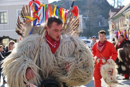 Kamnik so obiskali koranti iz Zamušanov pri Ptuju in v mestno jedro privabili nepregledno množico, željno ogleda tradicionalne pustne šege (47)